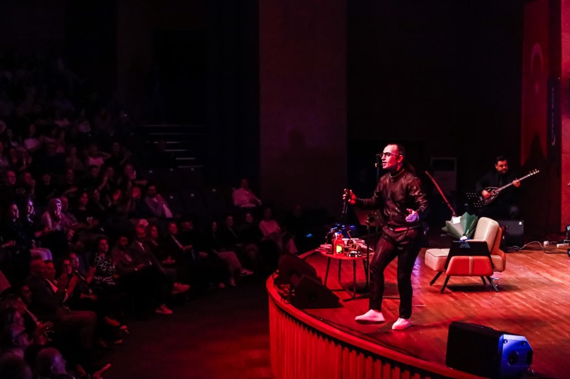 Dr. Volkan Konya'dan Eğitime Şarkılarla Destek