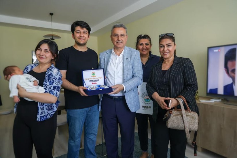 İlkadım'da Doğan 555'inci Bebeğin İlk Hediyesi Başkan İhsan Kurnaz'dan