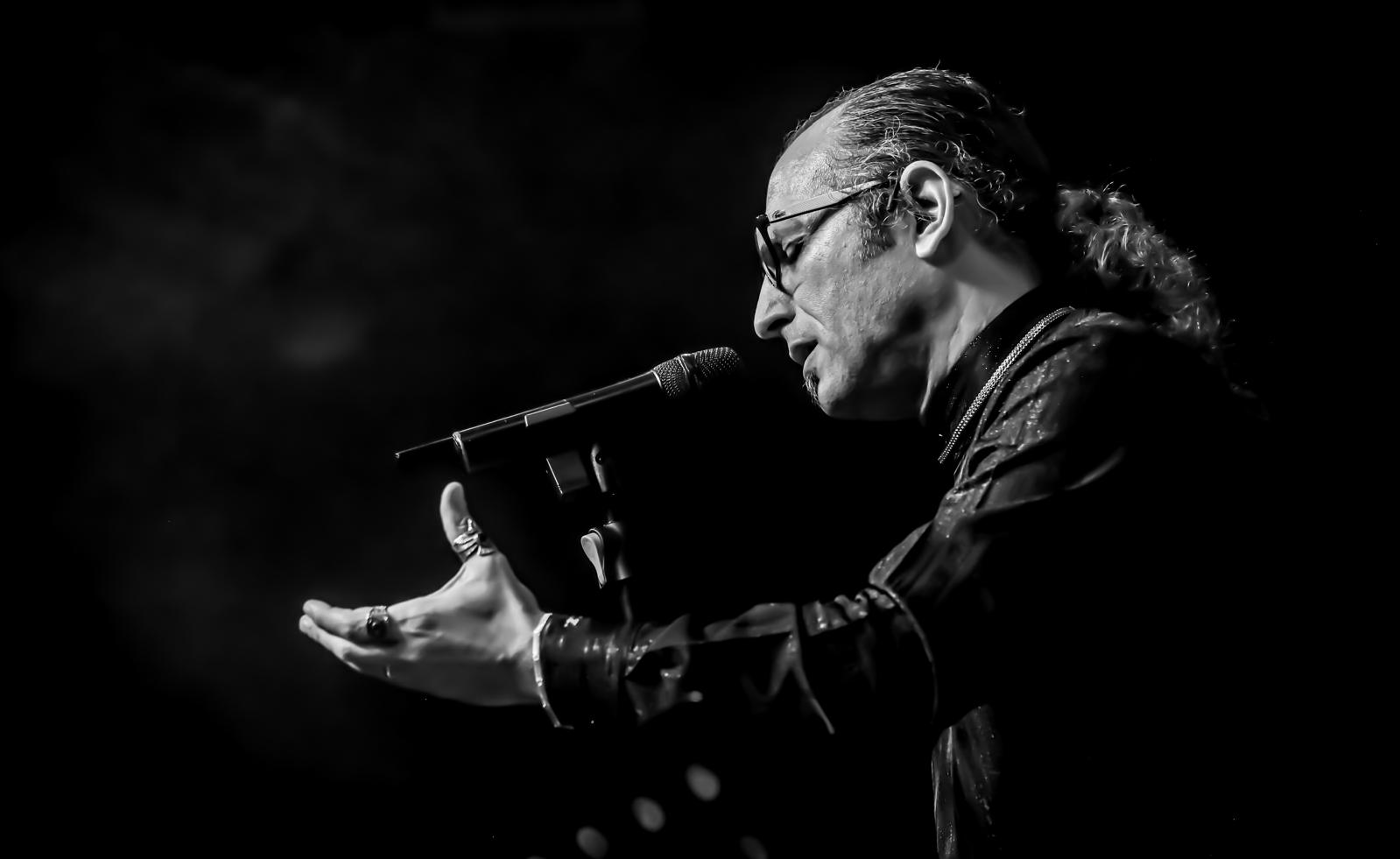 Dr. Volkan Konya'dan Eğitime Şarkılarla Destek